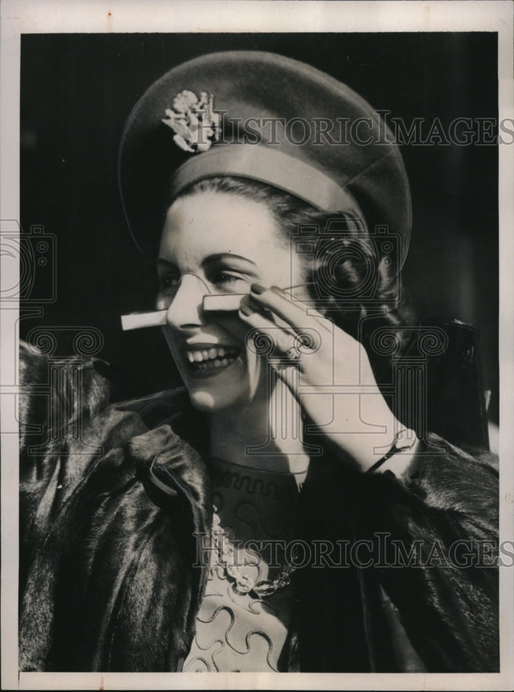 1941 Press Photo New Orleans LA Peggy Dunn demos tear catchers - Historic Images