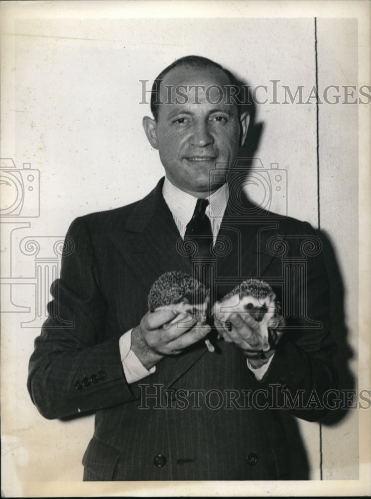 1937 Press Photo RJ Lepow of Africa with tropical porcupines for Pres Roosevelt - Historic Images