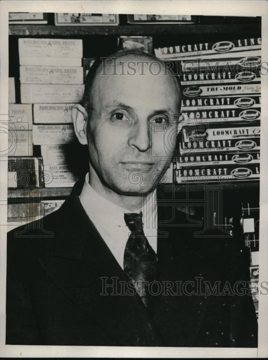 1941 Press Photo Cleveland Ohio Samuel Sher pays IRS taxes he didn't owe - Historic Images