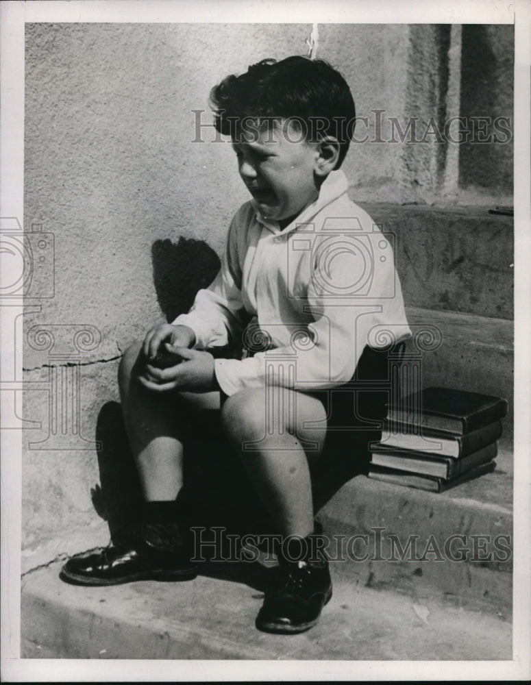 1938 Press Photo A young biy sits on stairs crying - Historic Images