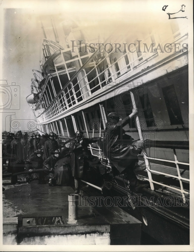 1934 Press Photo Firemen &amp; crew of SS City of Montgomery at NYC harbor - Historic Images