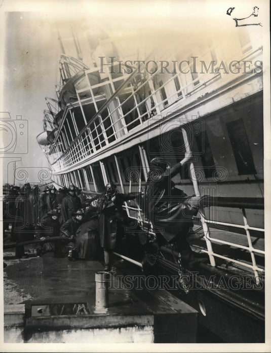 1934 Press Photo Firemen & crew of SS City of Montgomery at NYC harbor - Historic Images