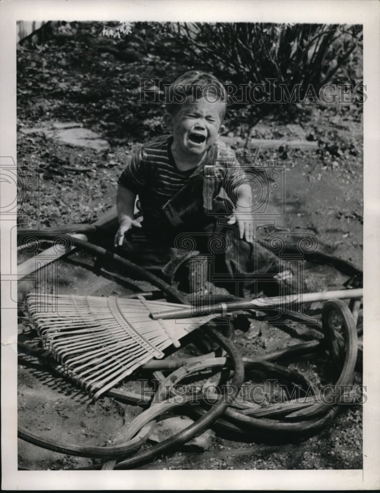 1941 Press Photo Denis cries in his homes yard - Historic Images