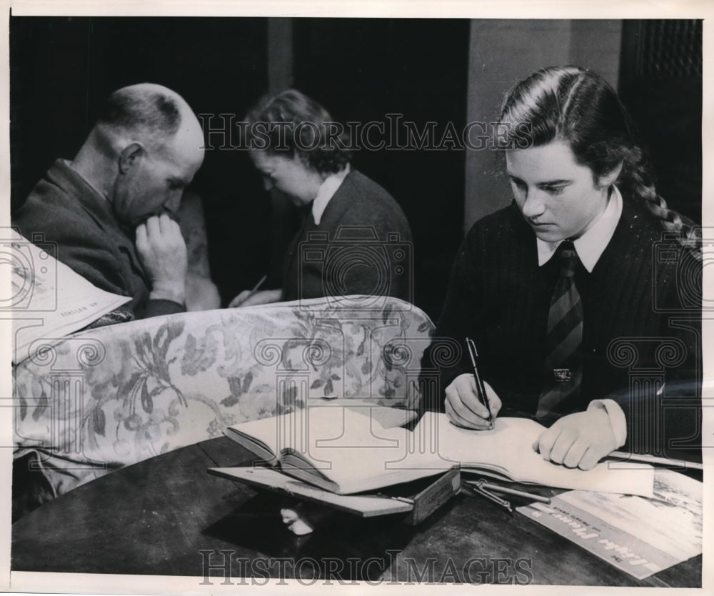 1949 Press Photo Barbara Griffins doing her schoolwork. - Historic Images