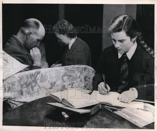 1949 Press Photo Barbara Griffins doing her schoolwork. - Historic Images