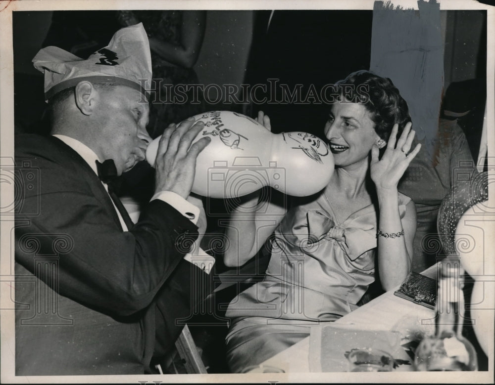 1959 Press Photo Celebration Of New Years With Balloons - Historic Images