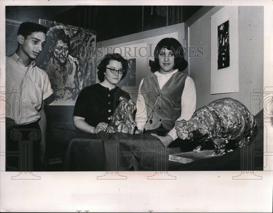 1963 Press Photo People Looking At Artwork - Historic Images