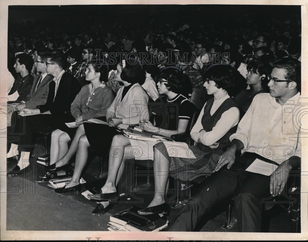 1965 Press Photo Cleveland Heights High School Assembly Watching Debate Team - Historic Images