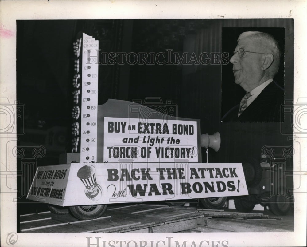 1942 Press Photo War Bonds Sign on a Car - Historic Images