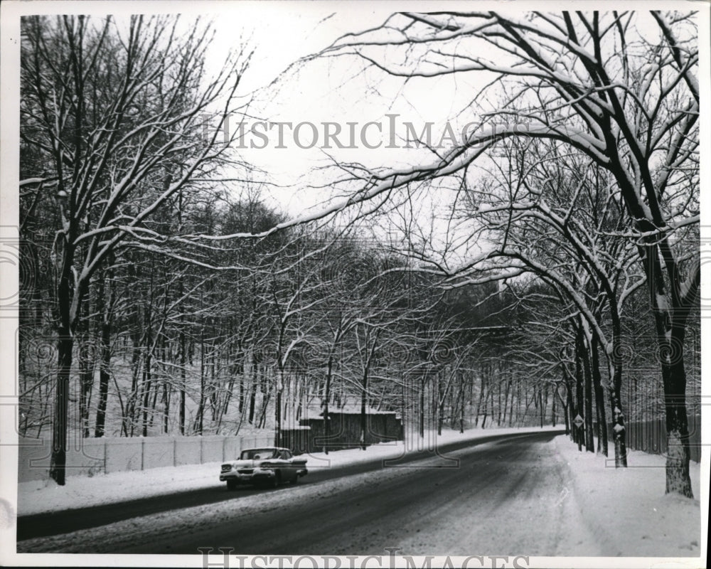 1966 Press Photo Snowy Forest Hills Boulevard in Cleveland Heights - Historic Images