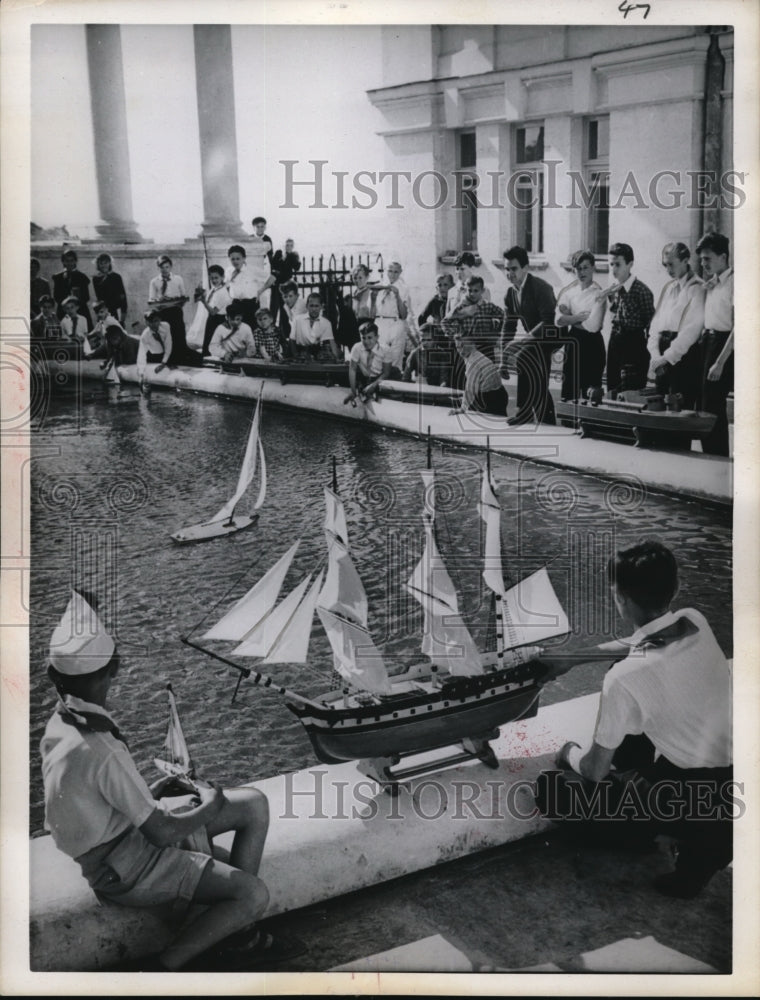 1962 Press Photo Russian schoolboys sail their boats in &quot;Pioneer Palace&quot; - Historic Images