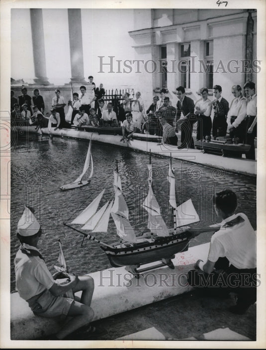 1962 Press Photo Russian schoolboys sail their boats in "Pioneer Palace" - Historic Images