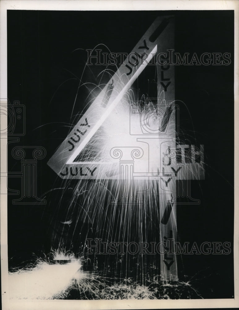 1945 Press Photo Welders in the U.S. Steel&#39;s Federal,Kearney strike the key note - Historic Images