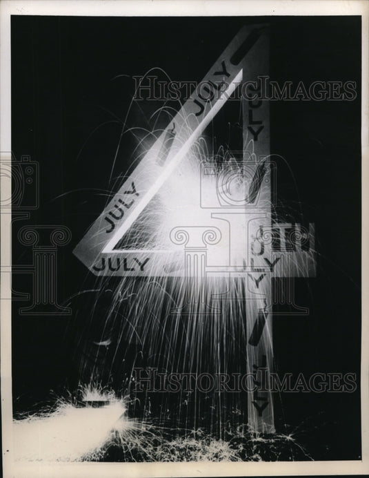 1945 Press Photo Welders in the U.S. Steel's Federal,Kearney strike the key note - Historic Images