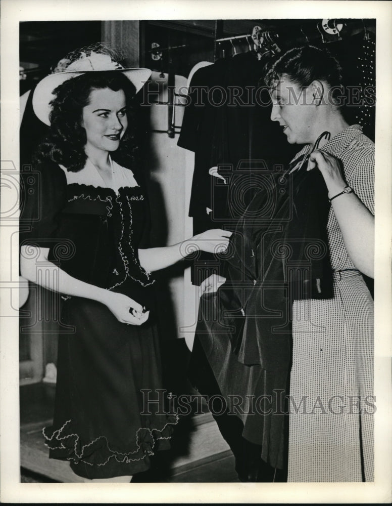 1942 Press Photo Dorothy Vogley looking at a coat in a department store - Historic Images