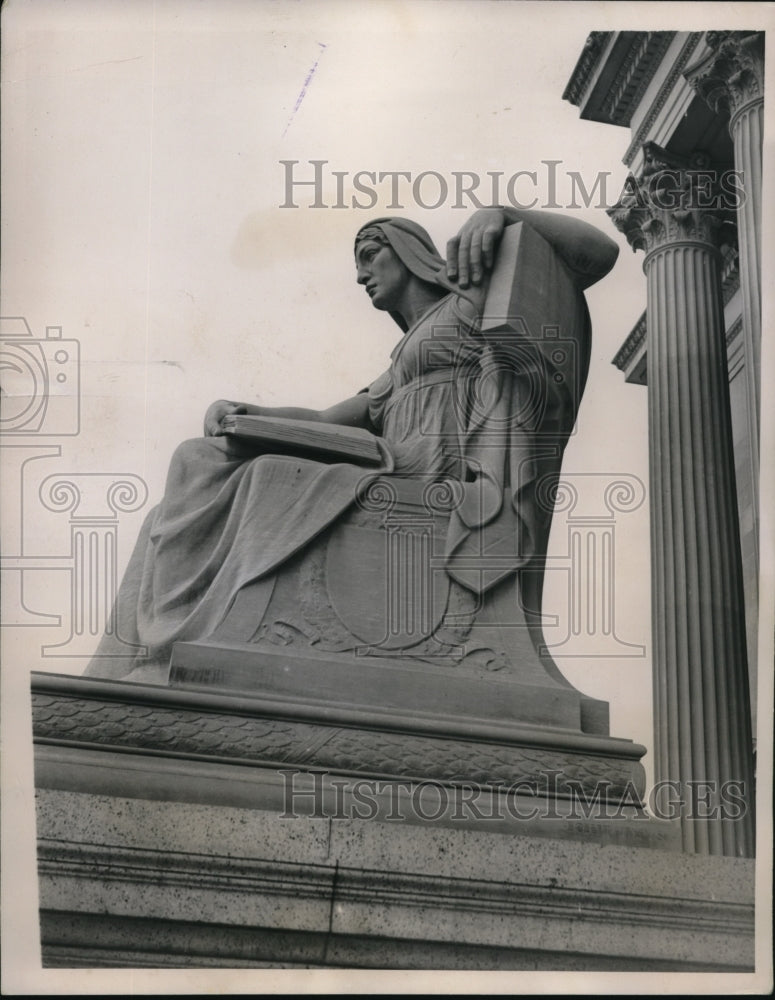 1935 Press Photo A statue at the National Archives Building in Washington, D.C. - Historic Images