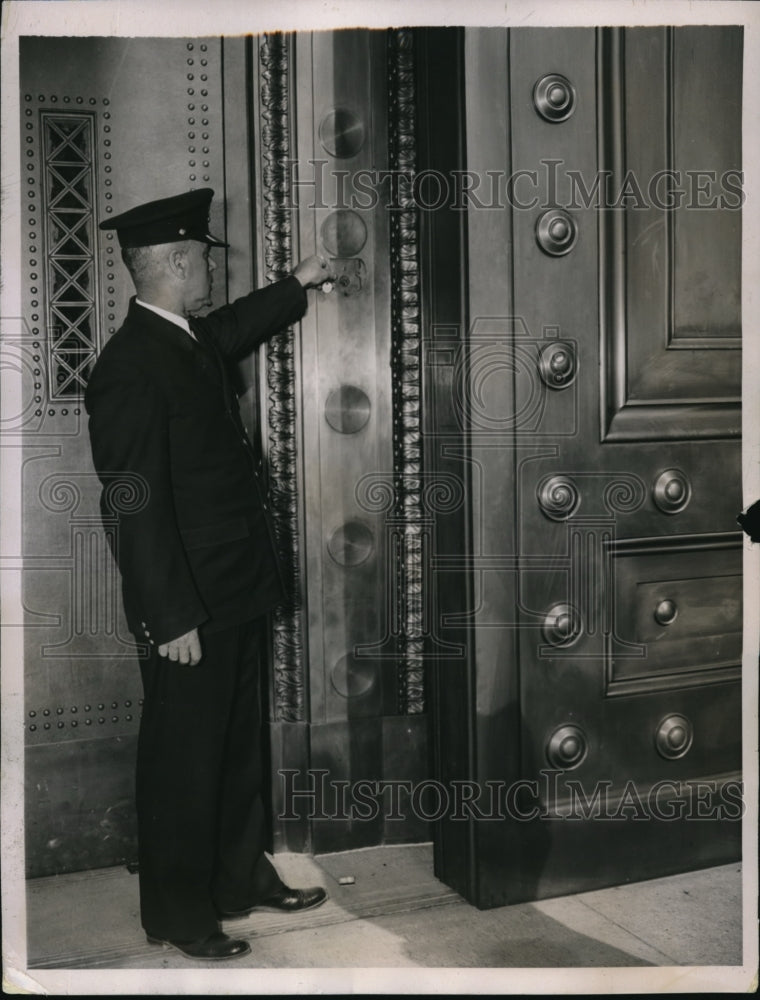 1935 Press Photo A watchman at the National Archive Building - Historic Images