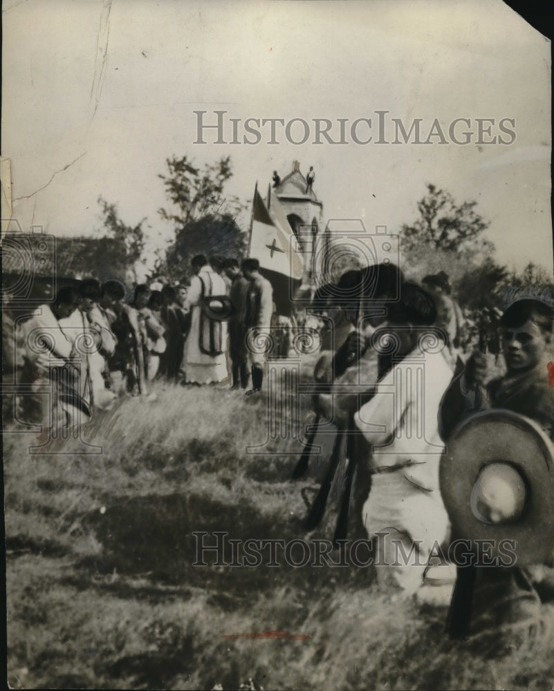 1929 Press Photo A priest officiating a mass during Holy week at Arandas camp - Historic Images
