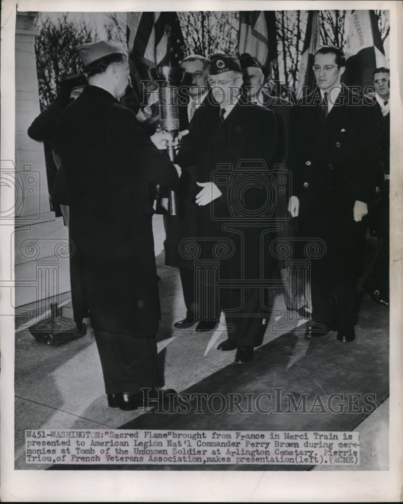 1949 Press Photo DC American Legion Cmdr Perry Brown at Tomb of Unknown Soldier - Historic Images