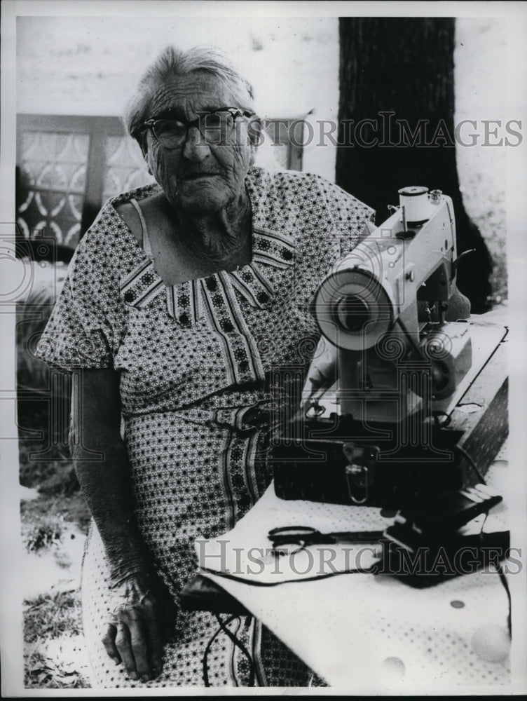 1960 Press Photo Fostoria Ohio Mrs Emma Spurgeon age 88 has 49 grandkids - Historic Images