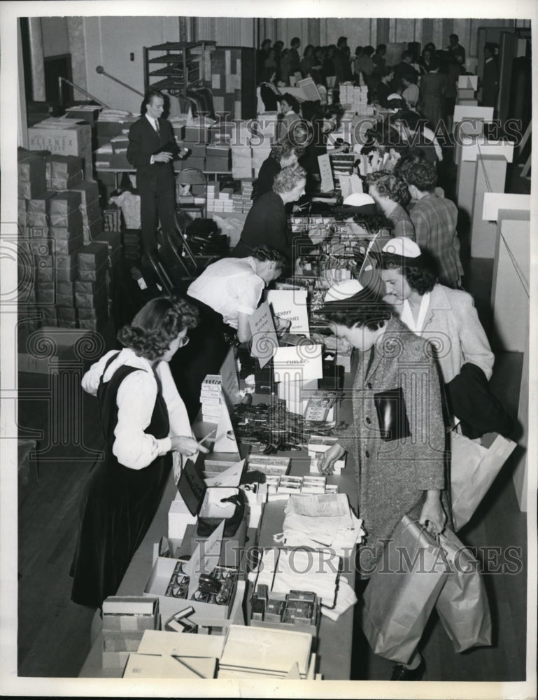 1942 Press Photo Madison Wis women at a temp dept store by Marshal Fields &amp; Co - Historic Images