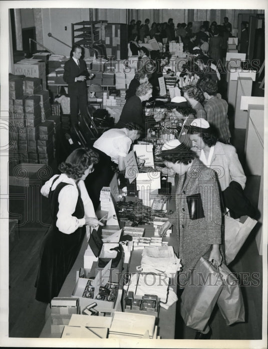 1942 Press Photo Madison Wis women at a temp dept store by Marshal Fields & Co - Historic Images