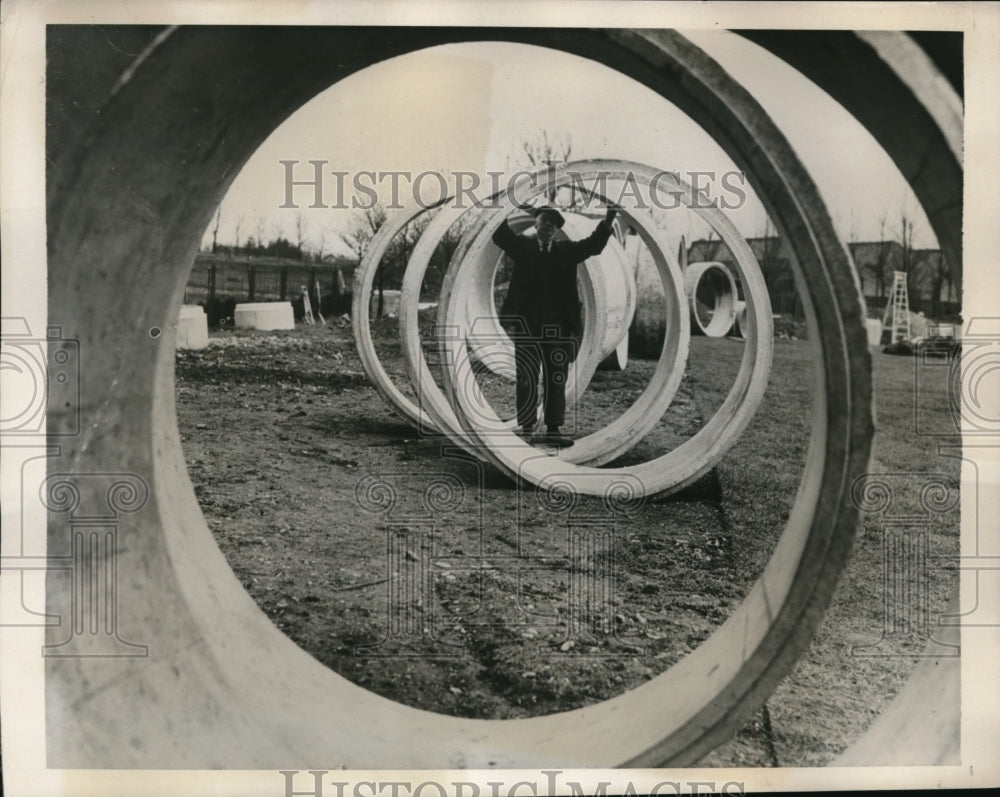 1939 Press Photo Sections of concrete tubes for air raid shelters in England - Historic Images