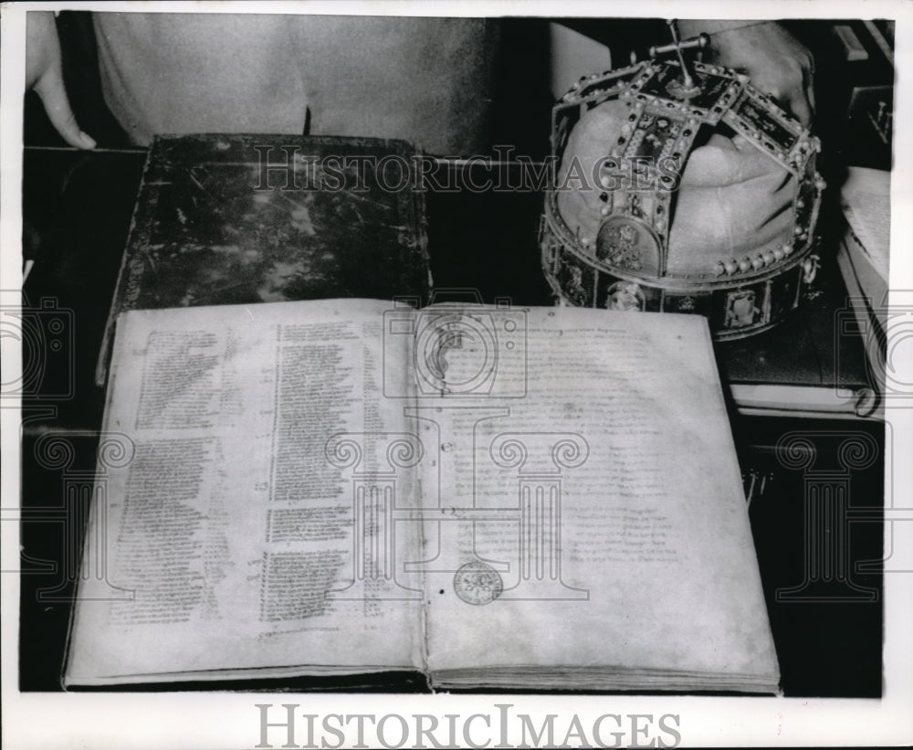 1965 Press Photo Rome Italy manuscripts of Petrarch at police HQ after theft - Historic Images