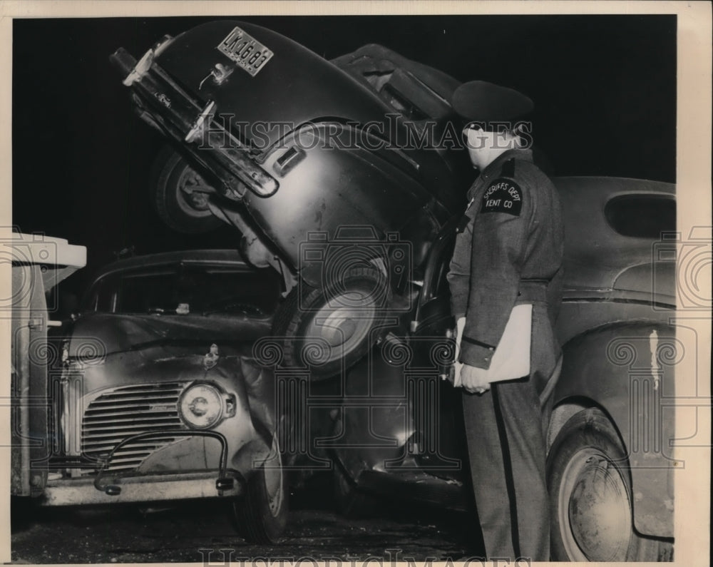 1948 Press Photo Grand Rapids, Mich Deputy Sheriff Andy Can Luinen at auto smash - Historic Images