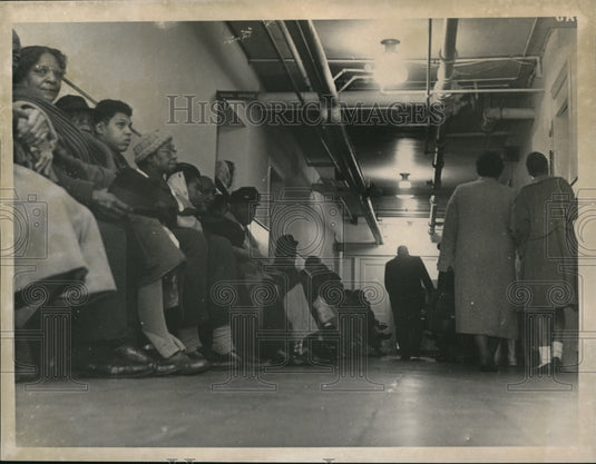 1961 Press Photo People lined up at clinic at Charity Hospital in Cleveland - Historic Images