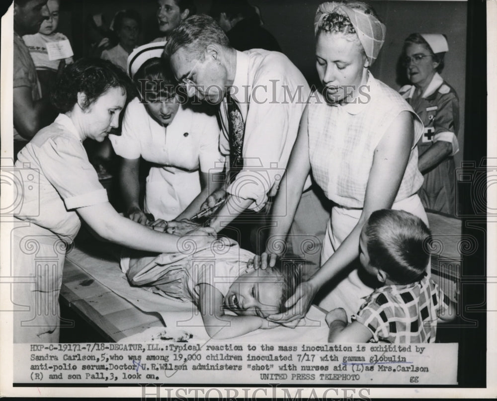 1953 Press Photo Decatur Ill mass innoculatio of kids  with gamma globulin polio - Historic Images