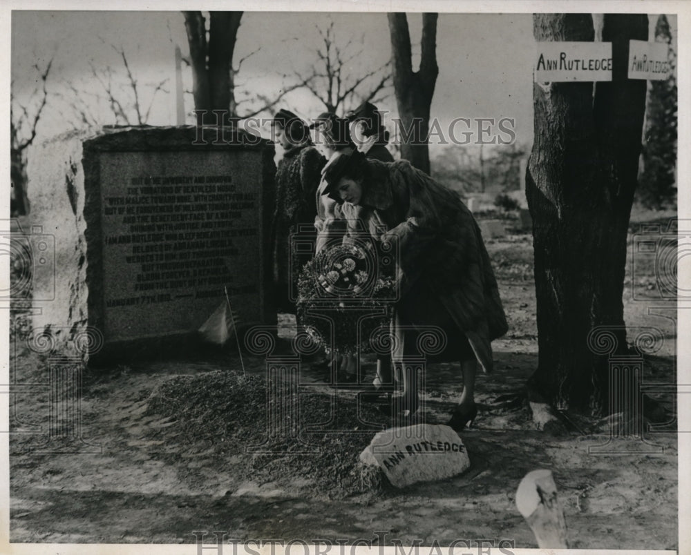 1938 Press Photo MacMurray College students  at Jacksonville Ill  grave - Historic Images