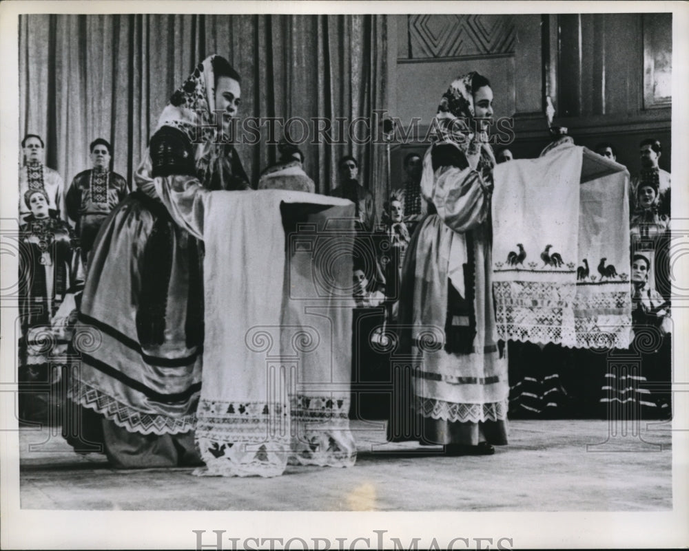 1958 Press Photo Moscow Russia Voronezh Folk Chorus in traditional costume - Historic Images