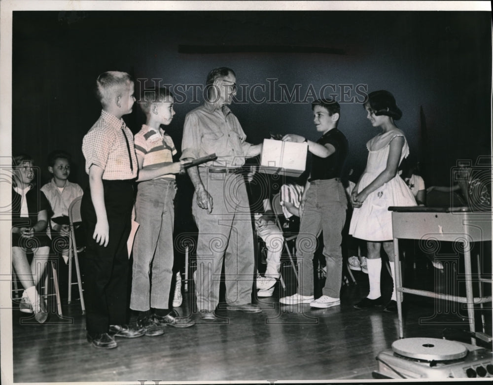 1964 Press Photo custodian Sam Riley has retirement party at Mayfield School - Historic Images