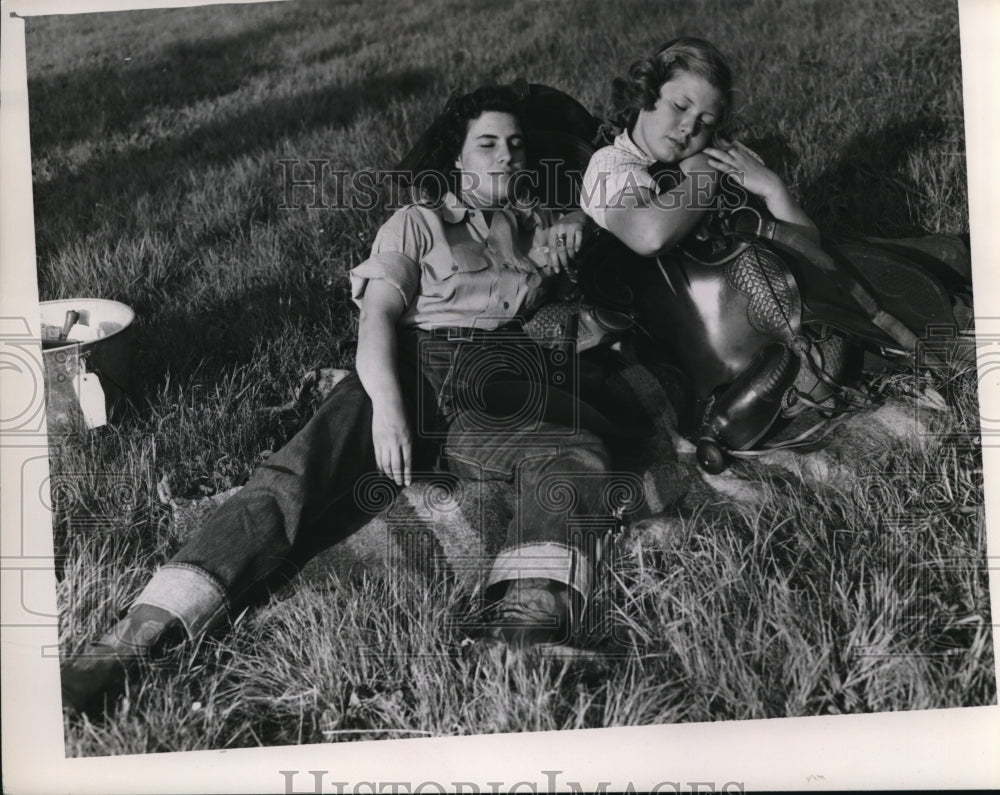 1951 Press Photo Tex Poeze and Barbara Savarack take a rest at Moreland Hills - Historic Images