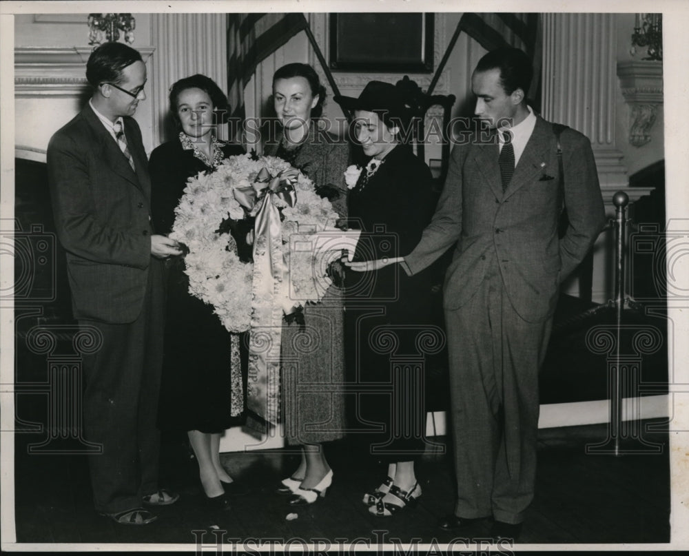 1938 Press Photo Czech students N Kodnecna, J Maranova at US Independence Hall - Historic Images