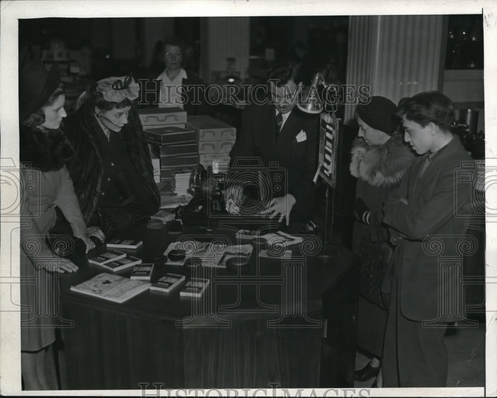 1943 Press Photo Women shoppers in a department store - Historic Images