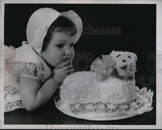 1965 Press Photo Kimberly Ross & an an Easter cake shaped like a lamb - Historic Images