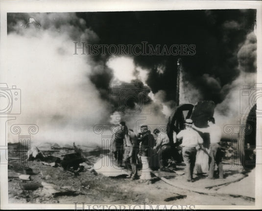 1933 Press Photo Gas refinery at Long Beach Calif on fire - Historic Images