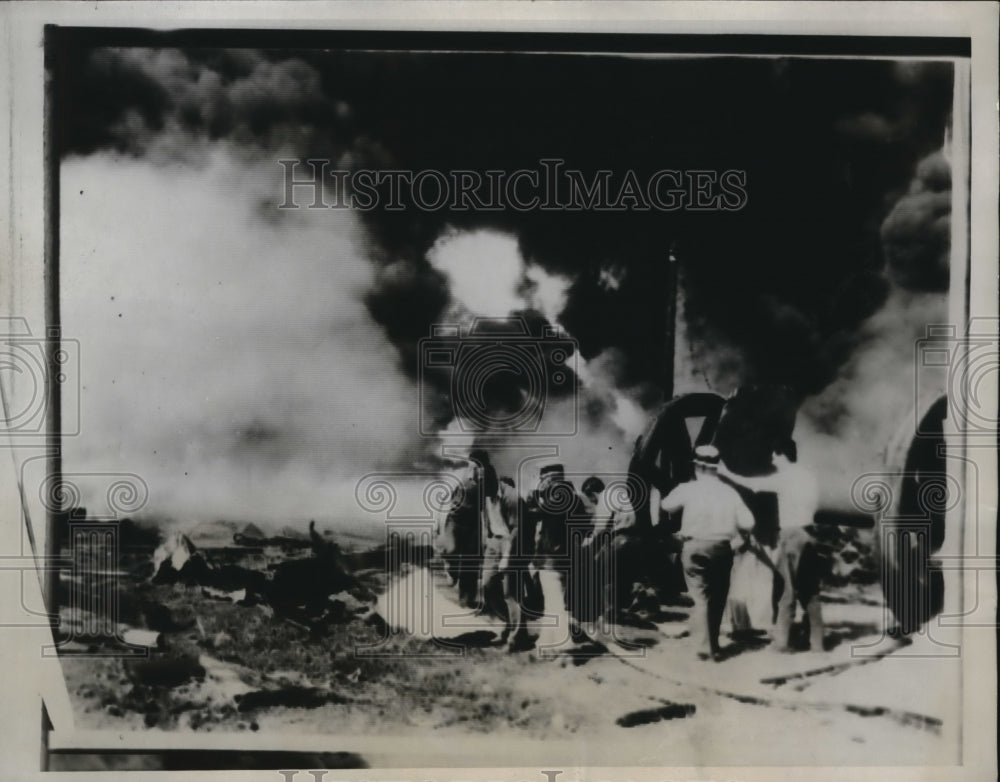 1933 Press Photo Signal Hill oil refinery fire near Long Beach Calif - nec93732 - Historic Images