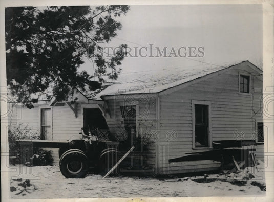 1947 Press Photo  A man was fatally injured when a logging trailer broke loose. - Historic Images