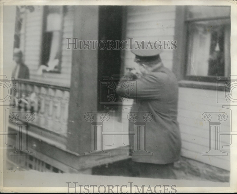 1928 Press Photo A policeman pointing a gun at someone - Historic Images