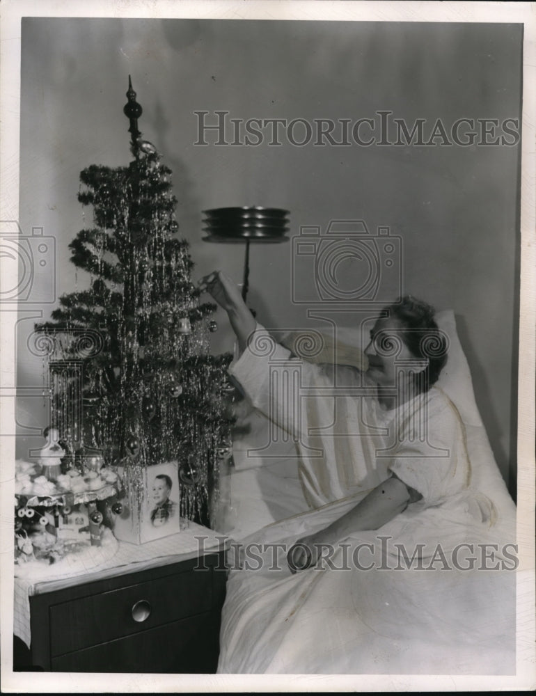 1950 Press Photo Mrs Mary Hudak &amp; Christmas tree at St John&#39;s hospital - Historic Images