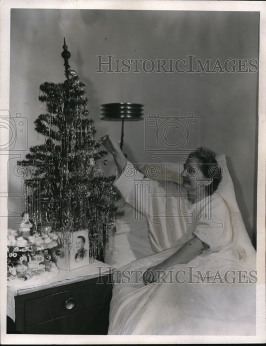 1950 Press Photo Mrs Mary Hudak & Christmas tree at St John's hospital - Historic Images