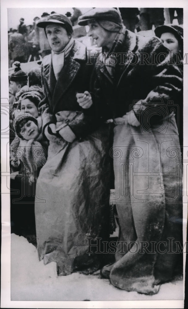 1955 Press Photo Watching the Swedish Hockey team in sub-freezing temperatures - Historic Images