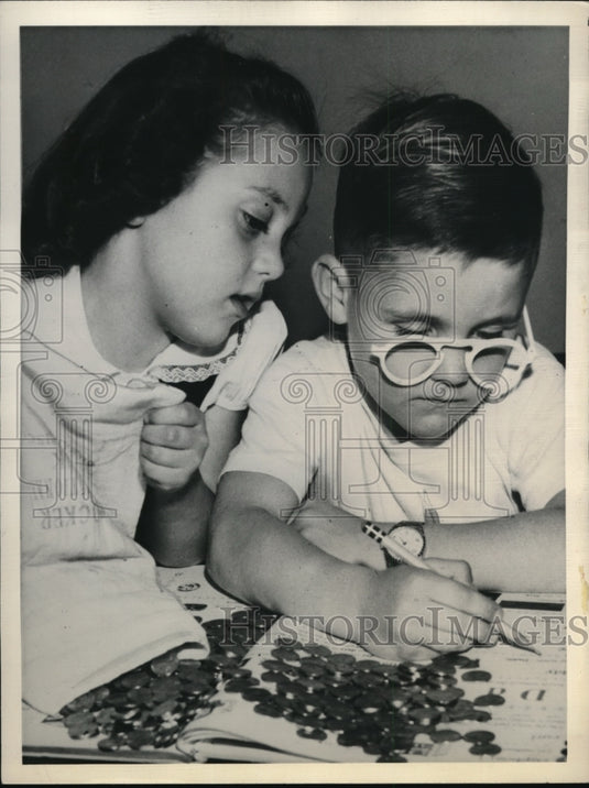 1949 Press Photo Marcia Squere and Peter Mathew counting pennies - nec93808 - Historic Images