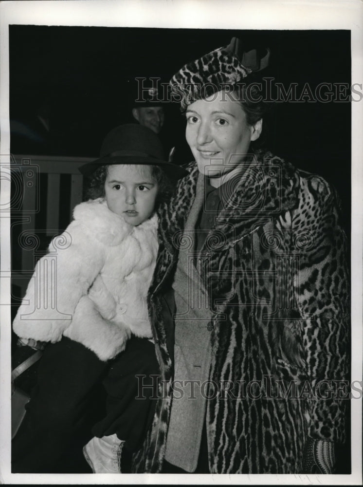 1944 Press Photo Mrs. Paulette De Serrano with Daughter Francisca on Gripsholm - Historic Images