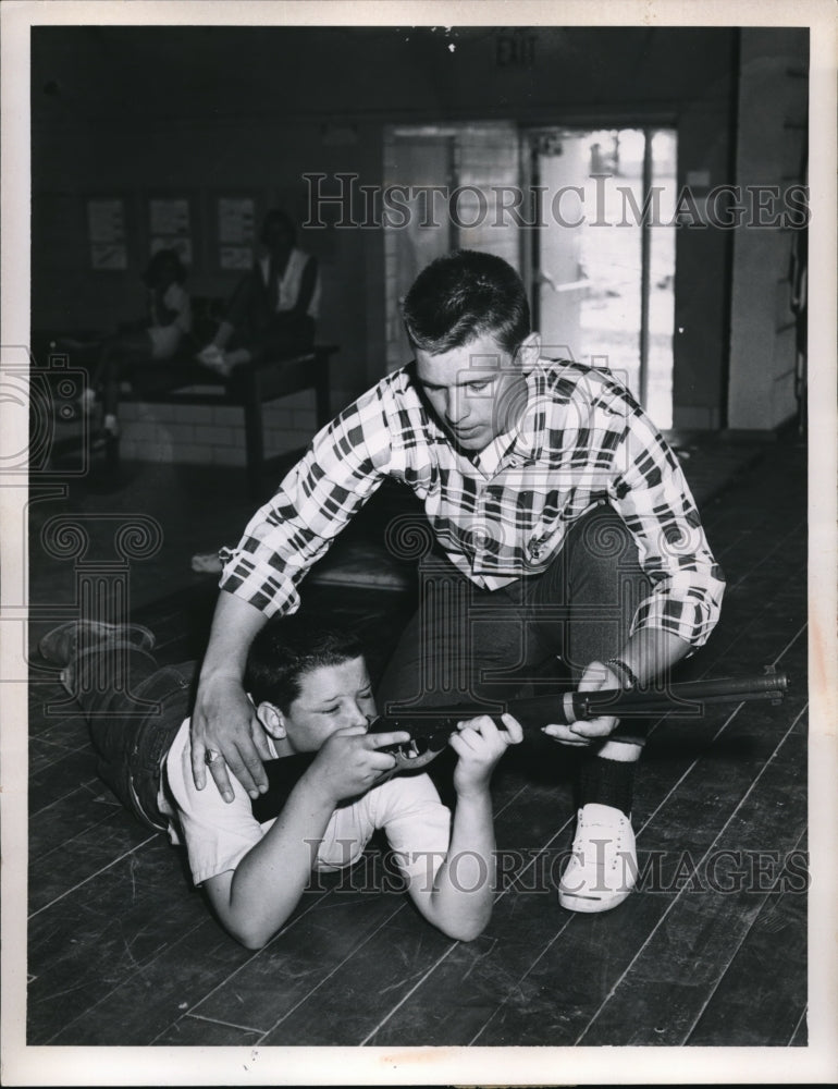 1959 Press Photo Mr. Gephart teaches Bill Temple the correct gun hold - Historic Images