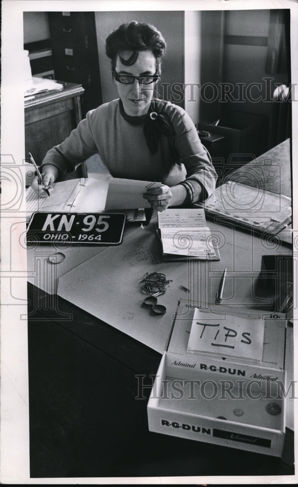 1964 Press Photo Mrs. Bettie Taylor managing auto plates at Newburgh Town Hall - Historic Images