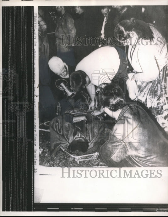 1957 Press Photo Rescuing victms from an abandoned mine shaft in Timmins - Historic Images